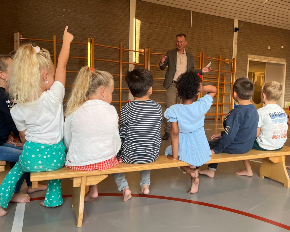 Foto van Wethouder Freek Brouwer en kinderen van basisschool de Regenboog