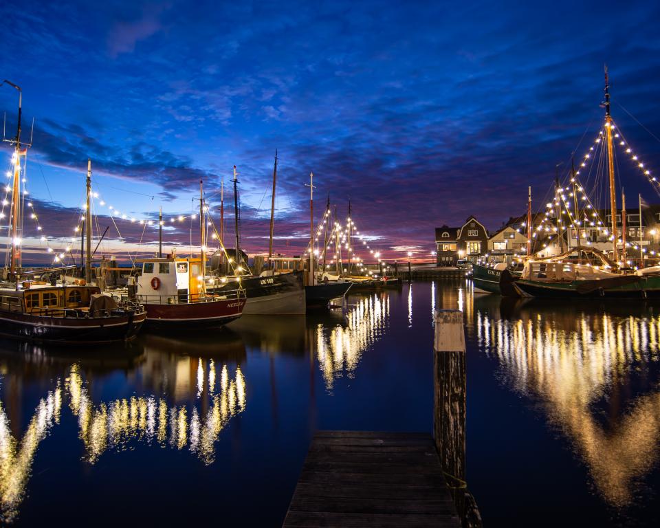 Boten met kerstverlichting