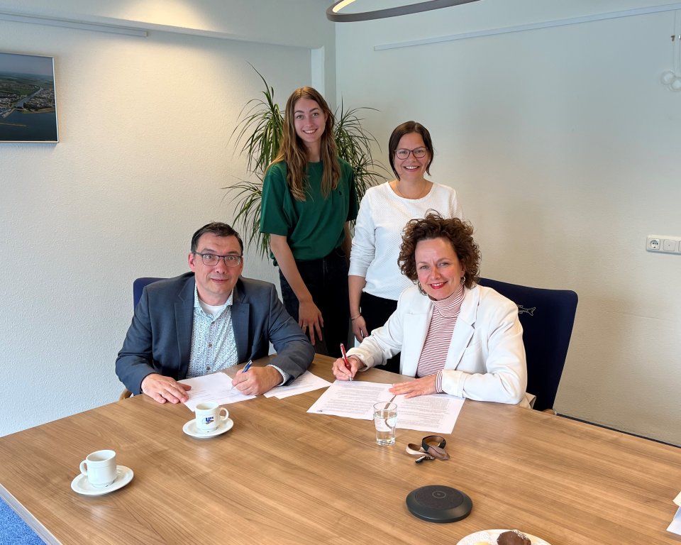 Op de foto ziet u v.l.n.r. staand (Willianne Kapitein (bestuurslid), Marenka van den Berg (secretaris), zittend: wethouder Willem Foppen en Petra Zeeman (voorzitter)