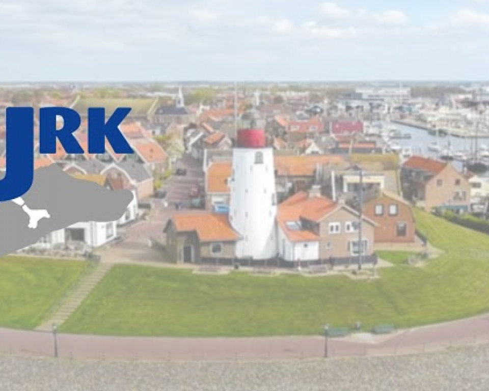 Luchtfoto van de vuurtoren van Urk met het logo van de gemeente Urk