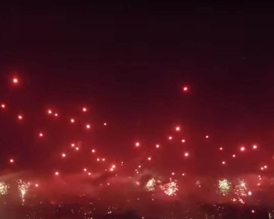 Vuurwerk in de lucht met een rode gloed