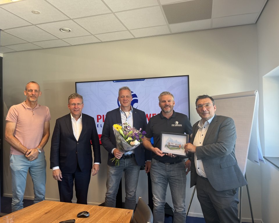 Op de foto Andre de Vries, de burgemeester, Martin van Veen, Bram Brouwer en wethouder Willem Foppen tijdens het bedrijfsbezoek