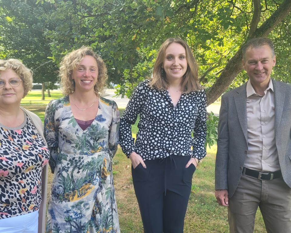 directeur van Caritas Urk Anne Salomonson, DURF!-professional Alie Snoek, programmamanager Marjolein Rottiné en wethouder Freek Brouwer staan in het gras voor een boom