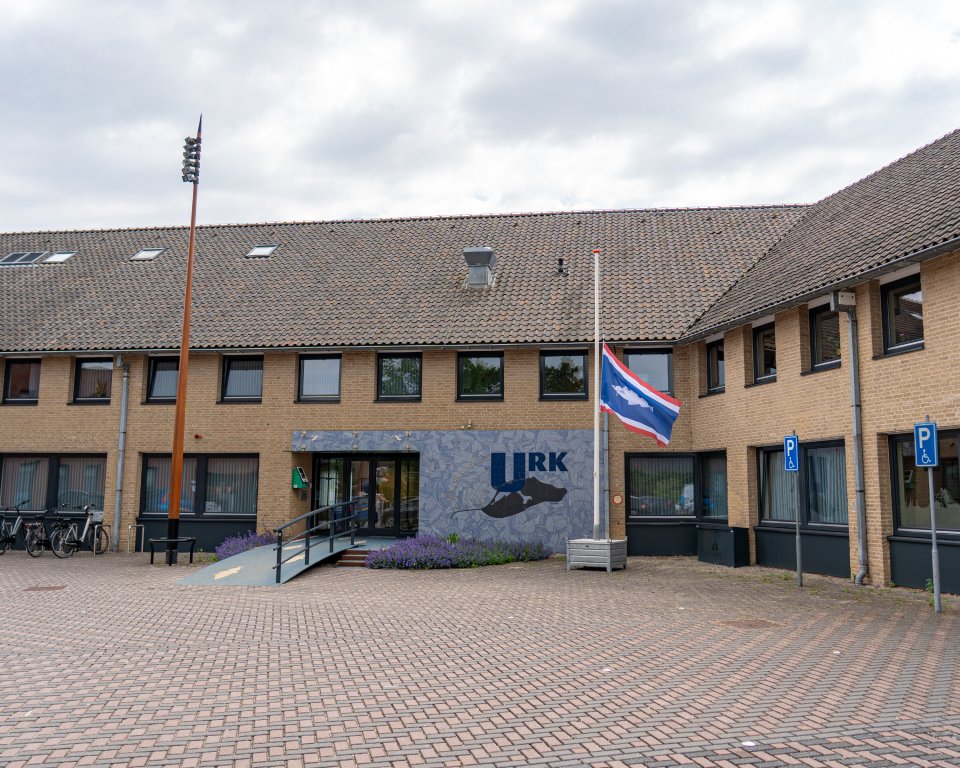 Vlag halfstok voor het gemeentehuis Urk