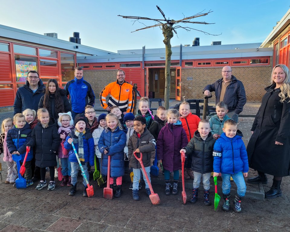 Kinderen van Groen van Prinstererschool staan voor de boom die ze hebben geplant