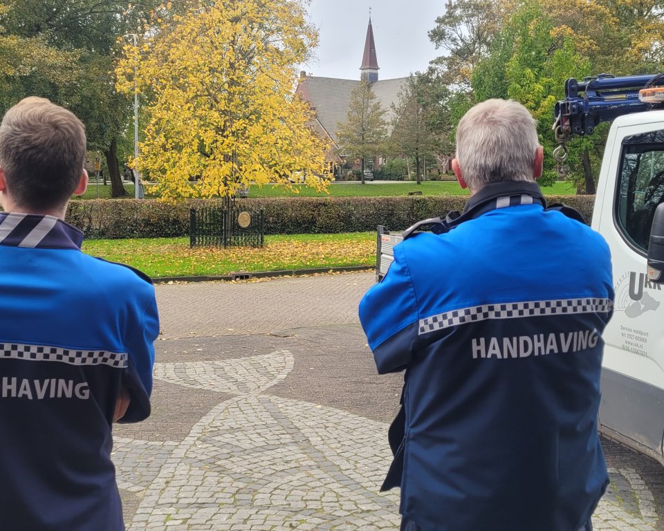 Handhaving staat voor het gemeentehuis