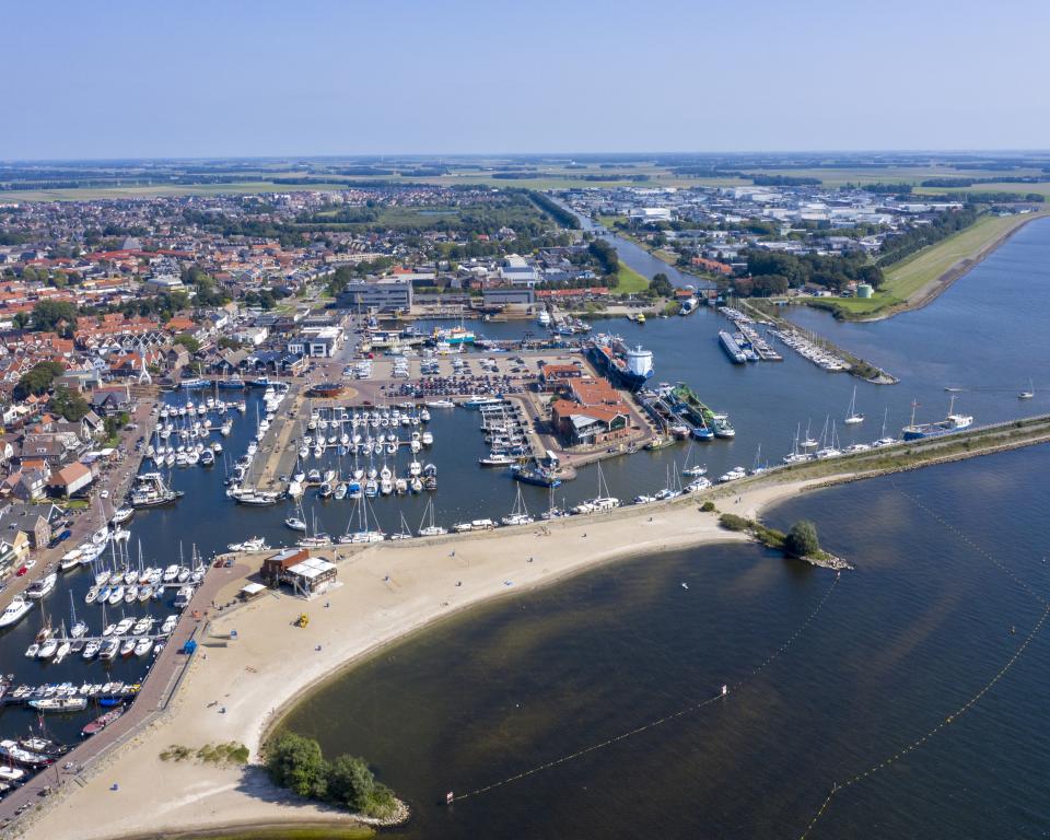 Luchtfoto van de haven van Urk