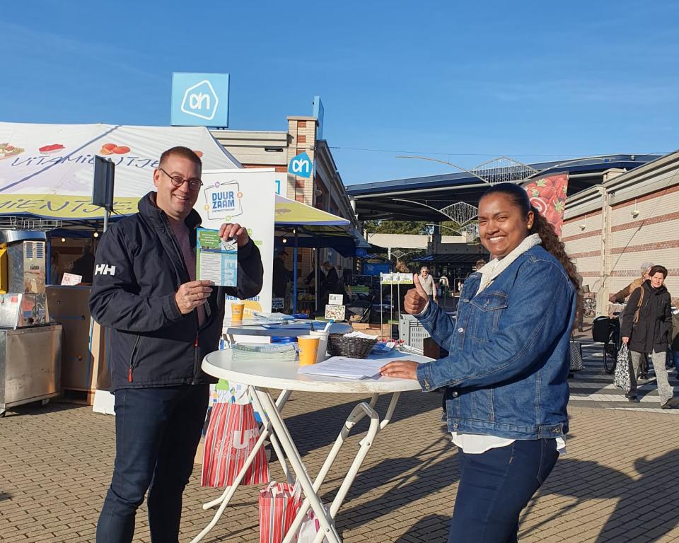 2 medewerkers van de gemeente Urk staan op de markt met informatie over verduurzaming