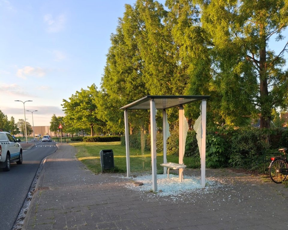 Foto van een vernield bushokje
