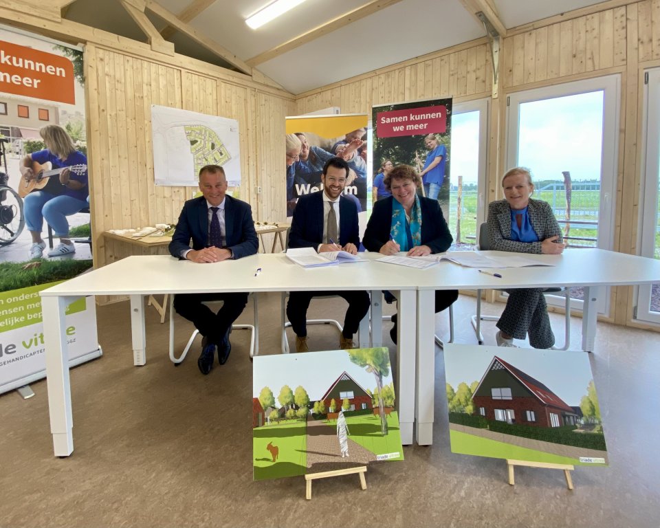 Op de foto zijn twee wethouders van gemeente urk en twee leden van Triade Vitree te zien. Ze zitten aan een tafel en zijn de koopovereenkomst voor grond Zeeheldenwijk aan het ondertekenen