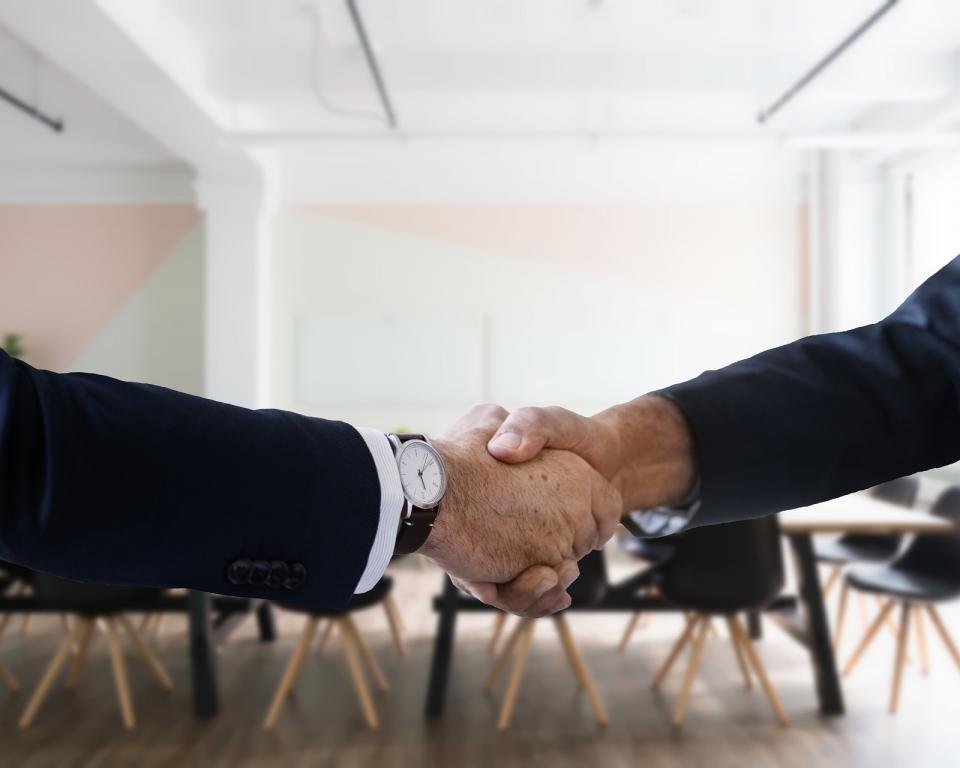 Twee mensen schudden elkaar de hand