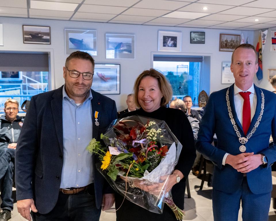 Oud-schipper Dirk Korf, zijn vrouw Margreet en burgemeester Cees van den Bos