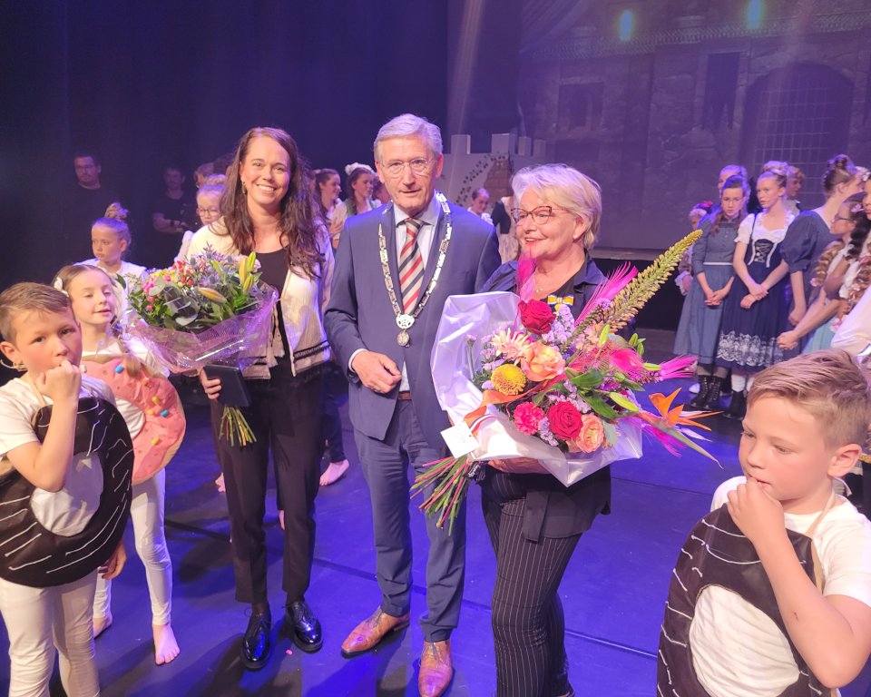 Burgemeester Jan Westmaas staat samen op de foto met Christianne Kapitein en Tineke Hartman-Groen