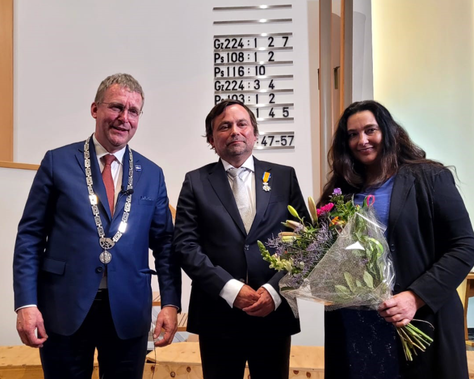 Een lintje voor Jacob Schenk. Op de foto met zijn vrouw Albertje Schenk en de burgemeester van Urk.