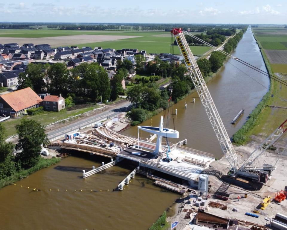 Luchtfoto van de in aanbouw zijnde Michiel de Ruyterbrug op Urk