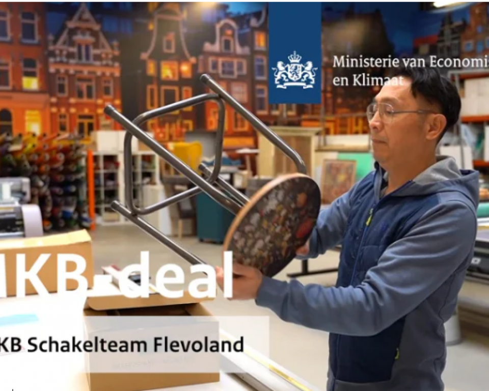 MKB Schakelteam Flevoland. Medewerker heeft een zitkruk in zijn handen