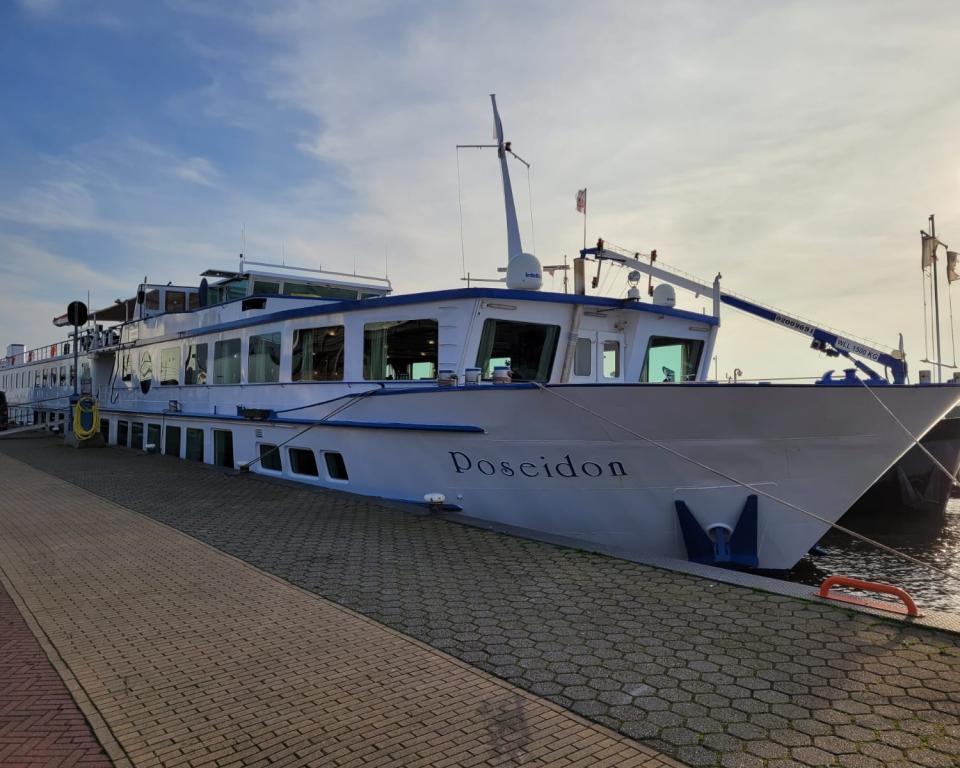 Wit schip met de naam Poseidon ligt aan de kade op Urk