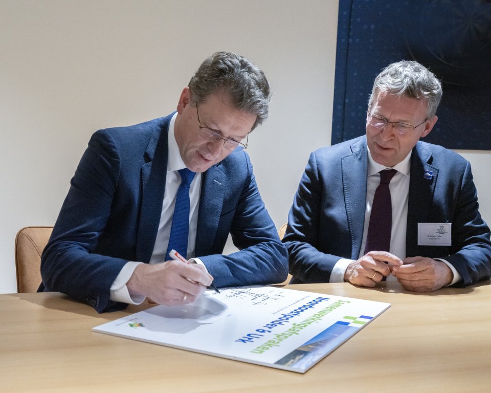 Burgemeesters Roger de Groot (links) en Bart Jaspers Faijer ondertekenen de samenwerkingsafspraken.