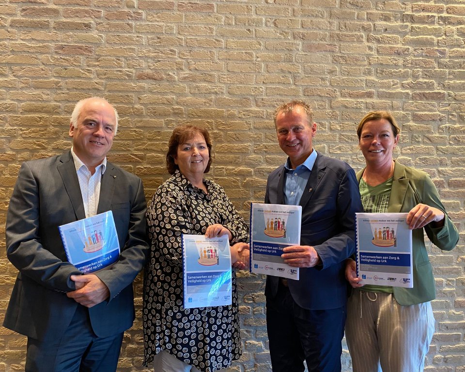 Op de foto zijn te zien van links naar rechts: Dhr. A. Hilvers van Zorggroep Oude en Nieuwe Land (ZONL), Mevr. H. Bakker van Veilig Thuis Flevoland (VTF), wethouder Freek Brouwer en  mevrouw M. Vluggen van GGD Flevoland. Als bestuurders van de betrokken partijen hebben zij vandaag hun handtekening gezet onder de lokale samenwerkingsafspraken voor Urk. 