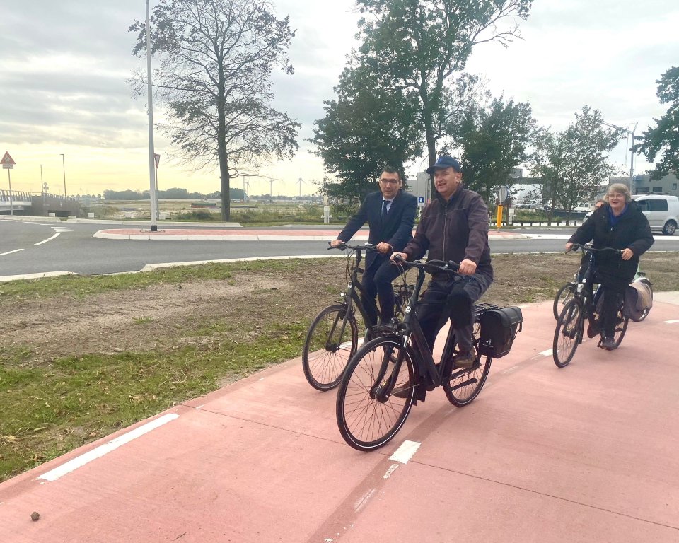 Wethouder Willem Foppen fietst samen met cliënten van kinderboerderij de Stekplek