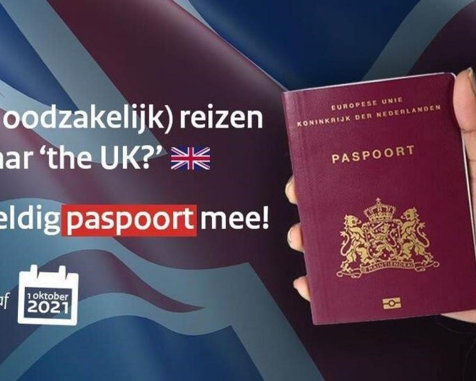 Paspoort in een hand met de tekst Noodzakelijk reizen naar the UK? Geldig paspoort mee