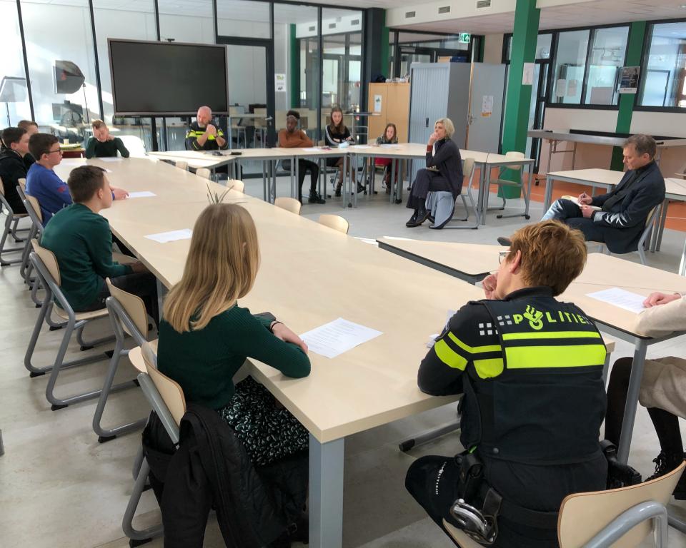 Prinses Laurentien in gesprek met div. leerlingen van Pieter Zandt en Berechja College, 2 politieagenten, 2 docenten en wethouder Freek Brouwer