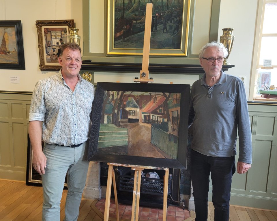 Op de foto zijn twee mannen te zien met het schilderij van Ernst Leyden in het midden. Links van het schilderij staat Eef de Vries en rechts Martin Ordelmans