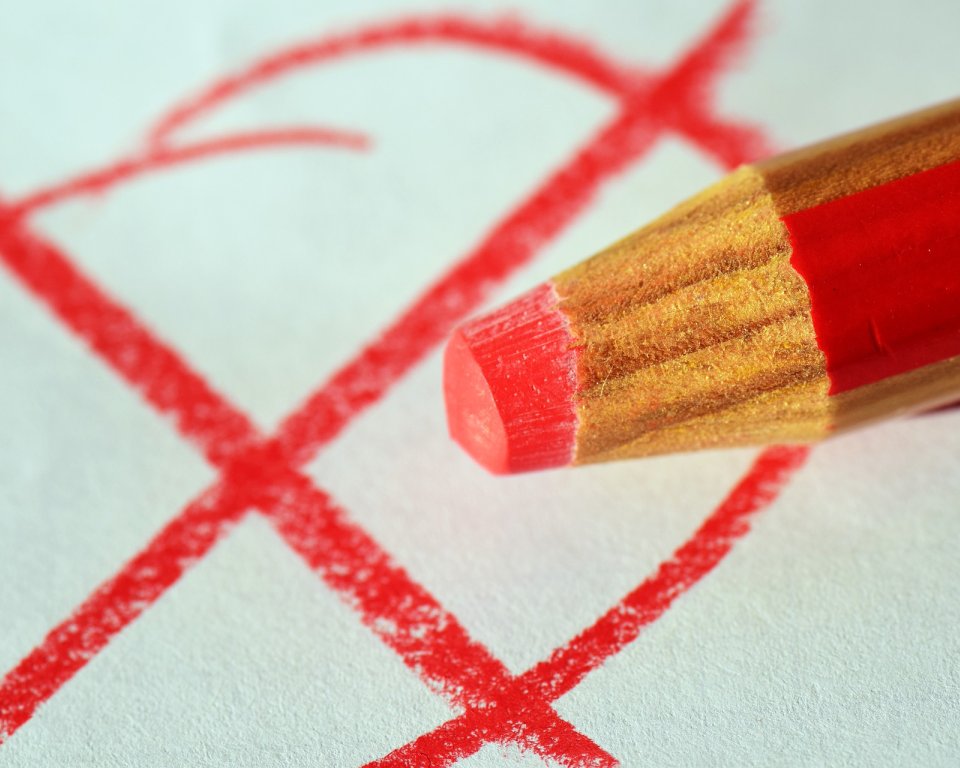 Rood potlood met een rood kruis