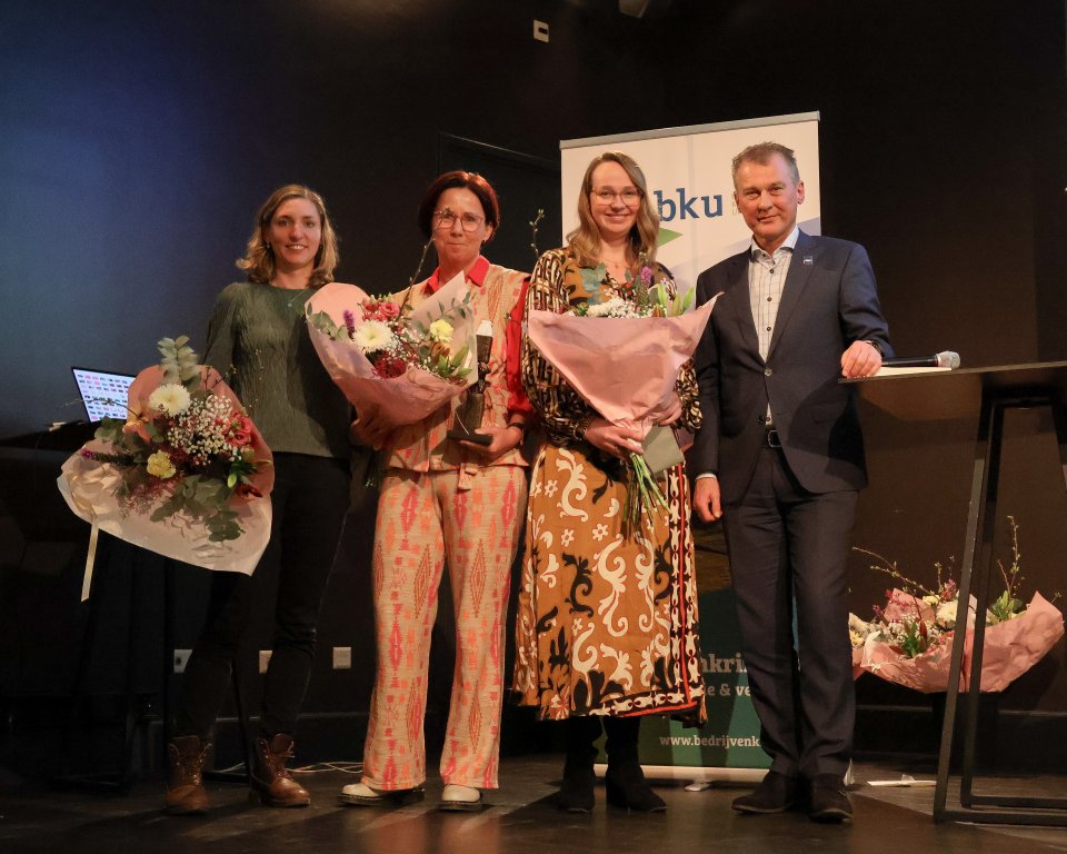 Freek Brouwer overhandigd de participatie prijs