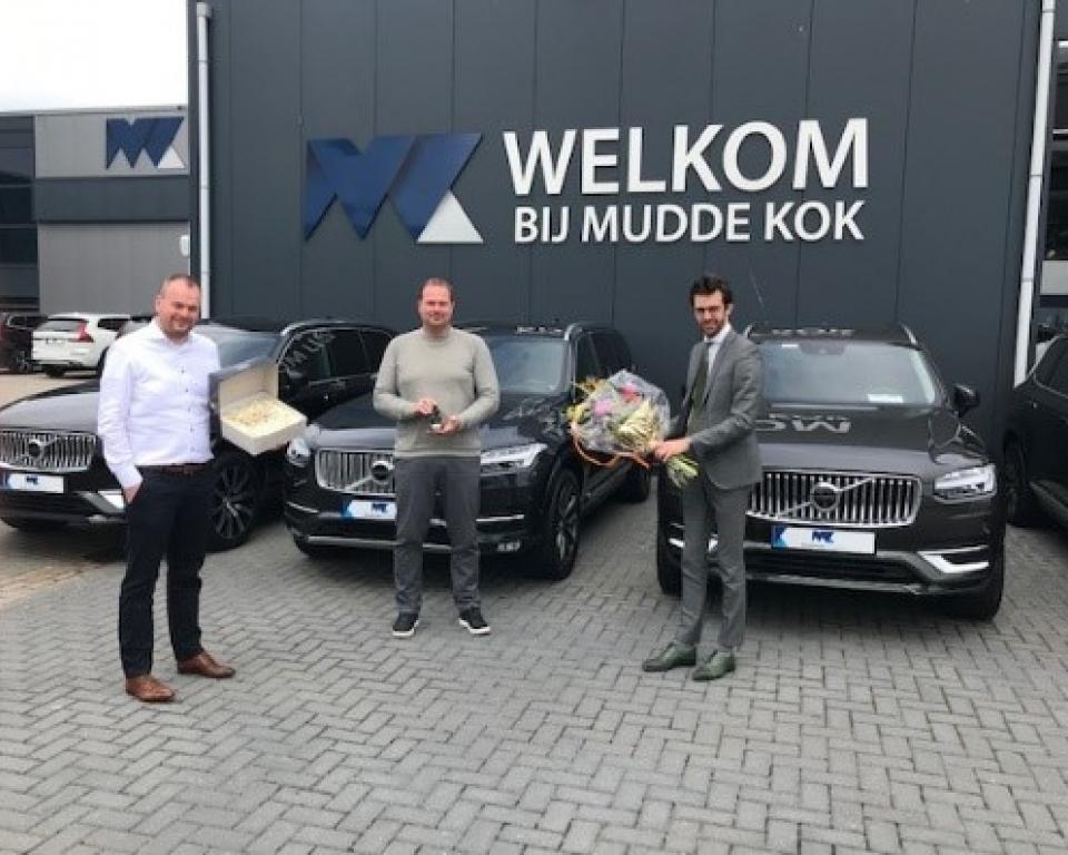 Karel Kok en Ben Benedictus van Autobedrijf Mudde Kok nemen de Participatieprijs en een bos bloemwen in ontvangst uit handen van wethouder Nathanaël Middelkoop