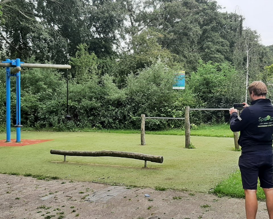 Foto van een controleur bij een speeltuintje