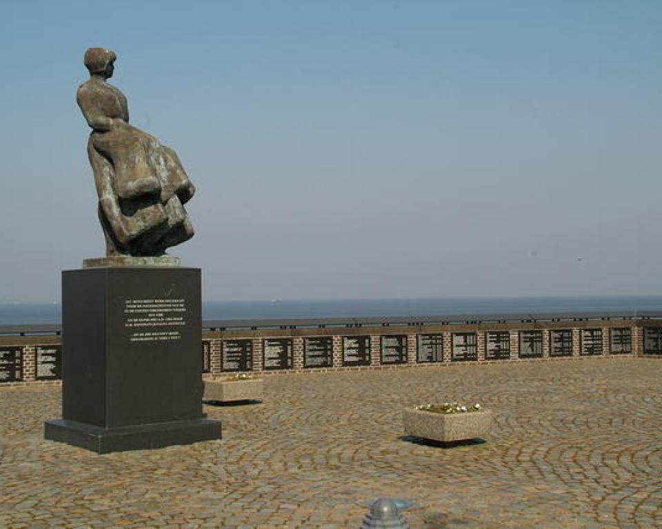 Het vissersmonument, een vrouw die uitkijkt over het IJsselmeer bij Urk