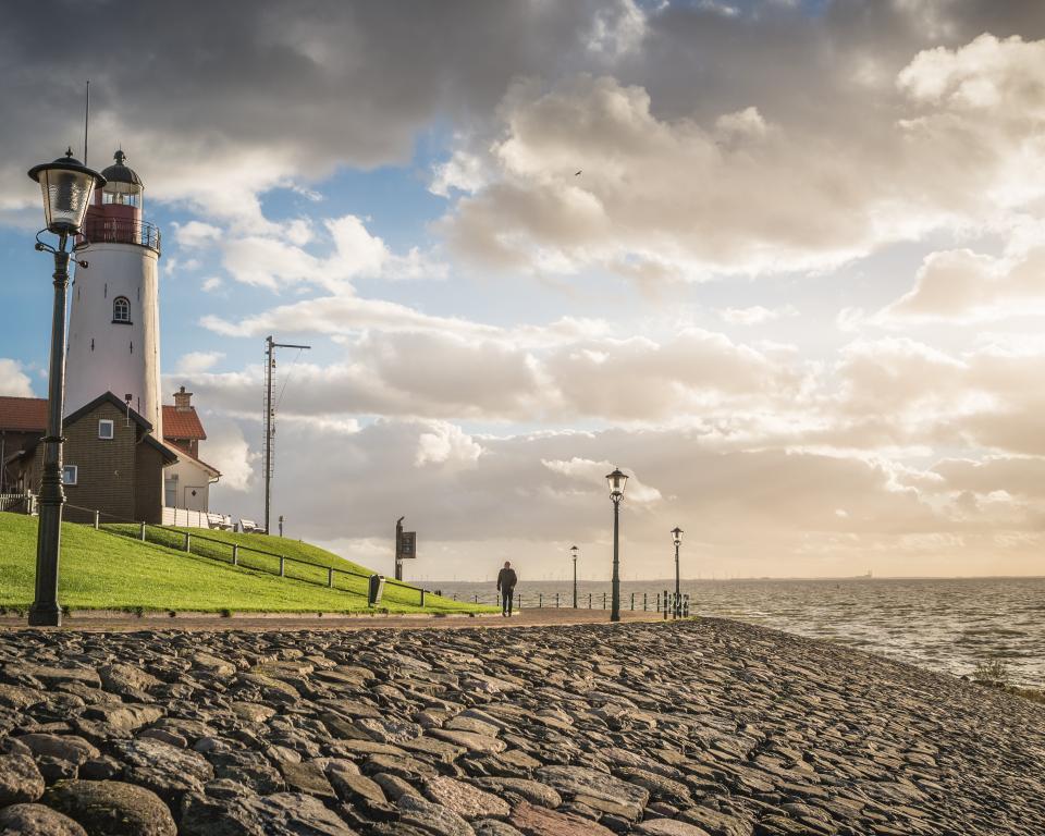 Vuurtoren van Urk met een stukje IJsselmeer