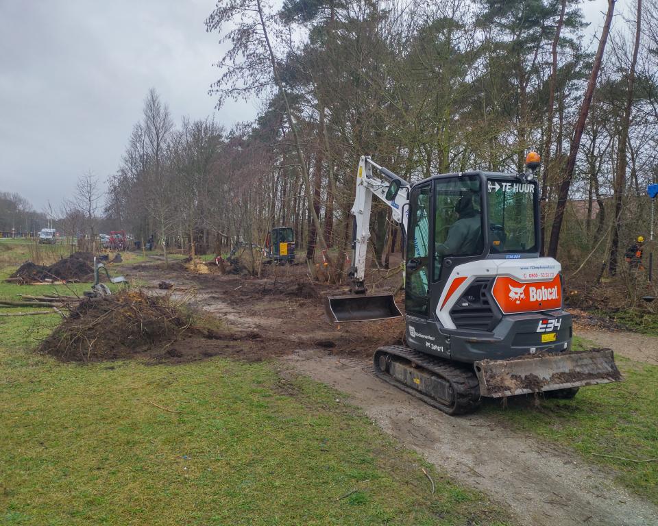 Shovel is bezig met graafwerkzaamheden in het speelbos op Urk