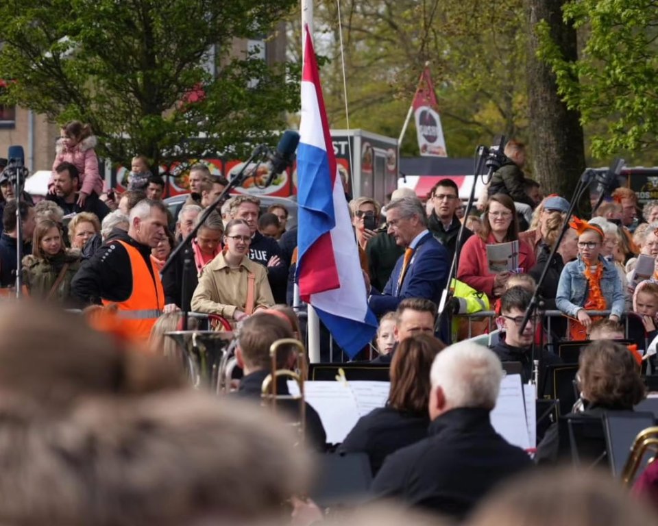 Waarnemend burgemeester Jan Westmaas hijst de vlag tijdens de aubade