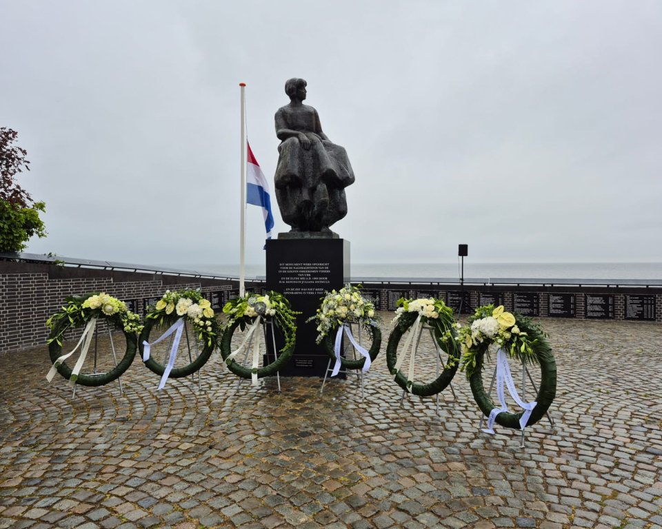 Sfeerbeeld van het vissersmonument met kransen