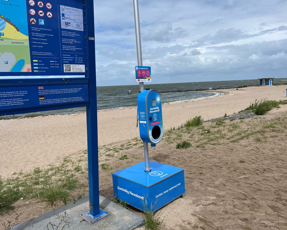 Zonnebrandpaal bij het strand
