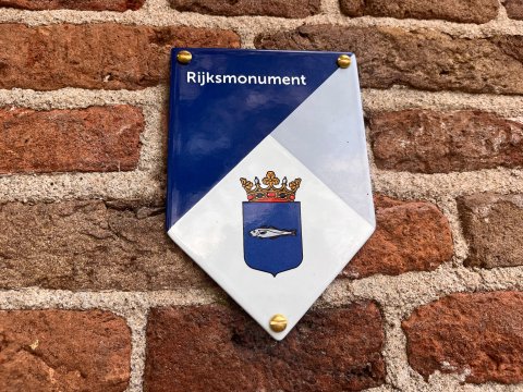 Het nieuwe rijksmonumentenschildje