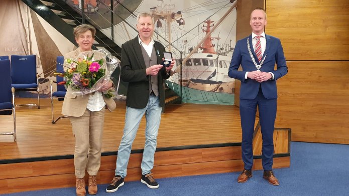 De erepenning is uitgereikt aan Fokke Hoekstra door burgemeester Cees van den Bos