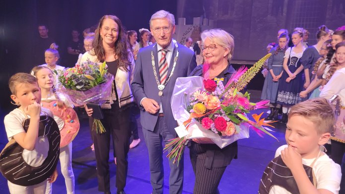 Burgemeester Jan Westmaas staat samen op de foto met Christianne Kapitein en Tineke Hartman-Groen