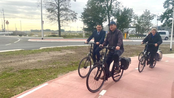 Wethouder Willem Foppen fietst samen met cliënten van kinderboerderij de Stekplek