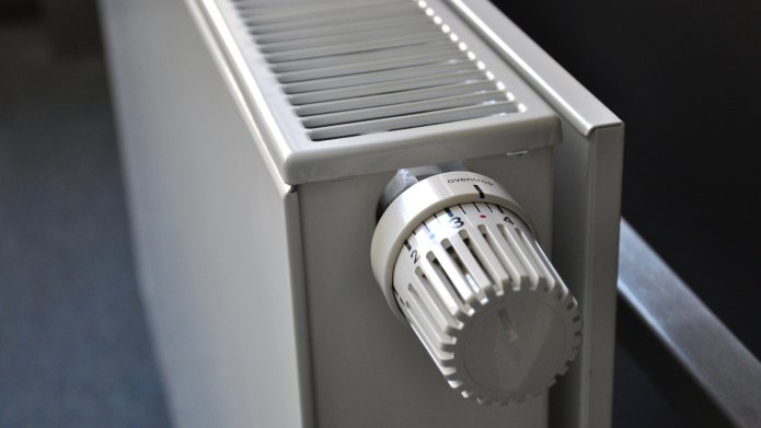 Deel van een radiator met een regelknop