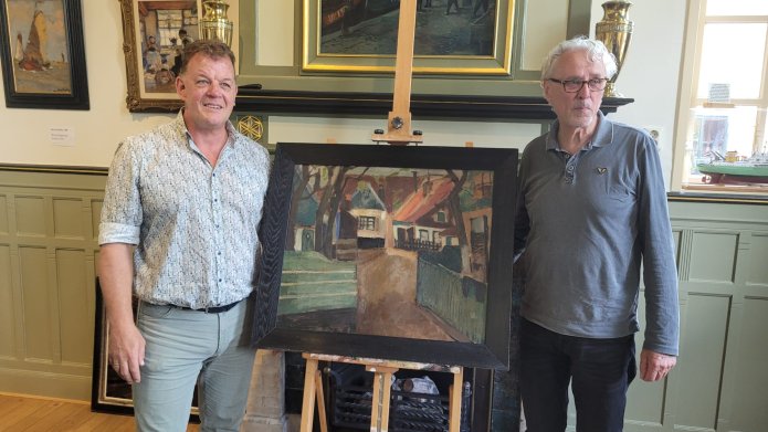 Op de foto zijn twee mannen te zien met het schilderij van Ernst Leyden in het midden. Links van het schilderij staat Eef de Vries en rechts Martin Ordelmans
