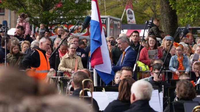 Waarnemend burgemeester Jan Westmaas hijst de vlag tijdens de aubade