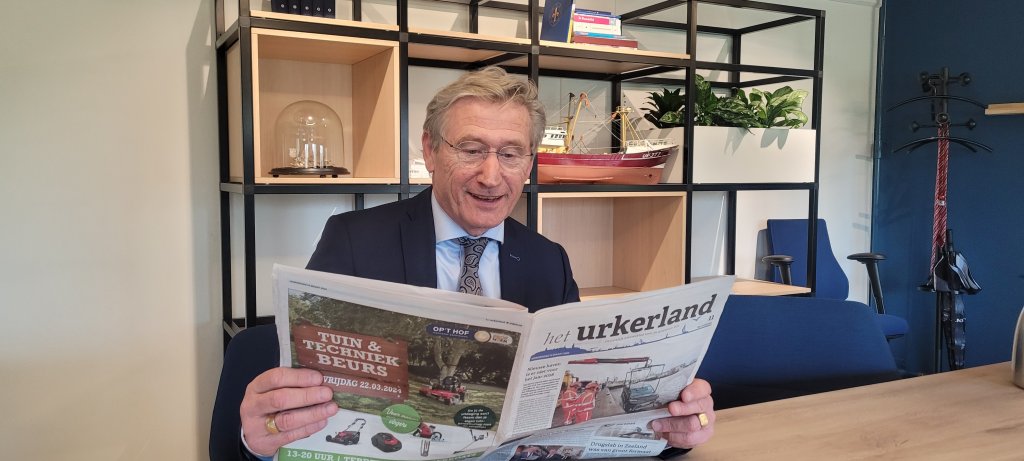 Jan Westmaas (burgemeester) leest het Urkerland
