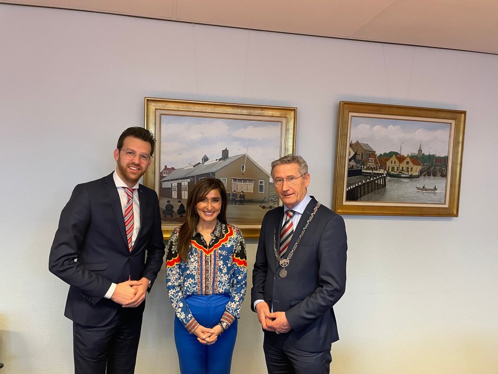 Foto van waarnemend burgemeester Jan Westmaas, wethouder Nathanaël Middelkoop en USA ambassadeur Shefali Razdan Duggal