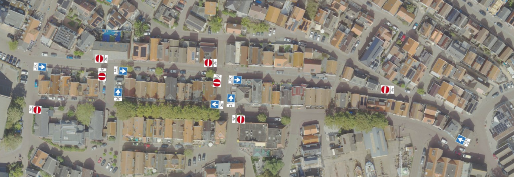 Plattegrond van het oude dorp met alle nieuwe verkeersborden aangeduid