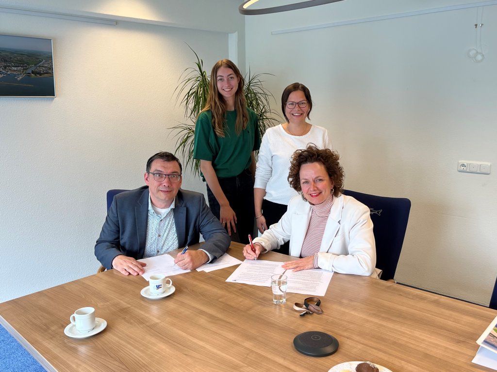 Op de foto ziet u v.l.n.r. staand (Willianne Kapitein (bestuurslid), Marenka van den Berg (secretaris), zittend: wethouder Willem Foppen en Petra Zeeman (voorzitter)