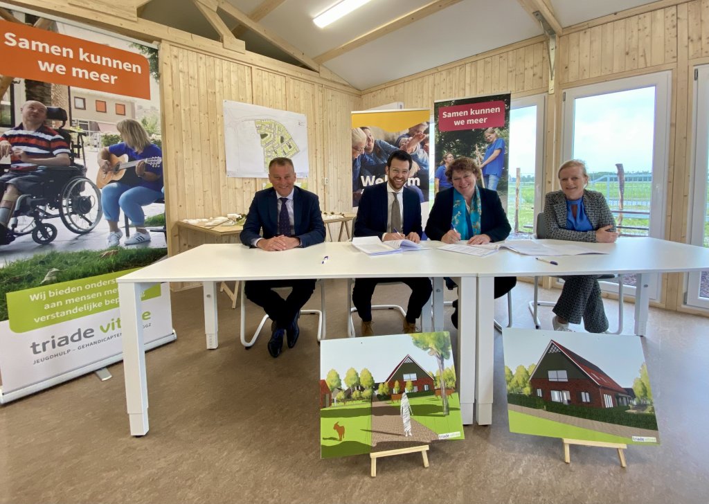 Op de foto zijn twee wethouders van gemeente urk en twee leden van Triade Vitree te zien. Ze zitten aan een tafel en zijn de koopovereenkomst voor grond Zeeheldenwijk aan het ondertekenen