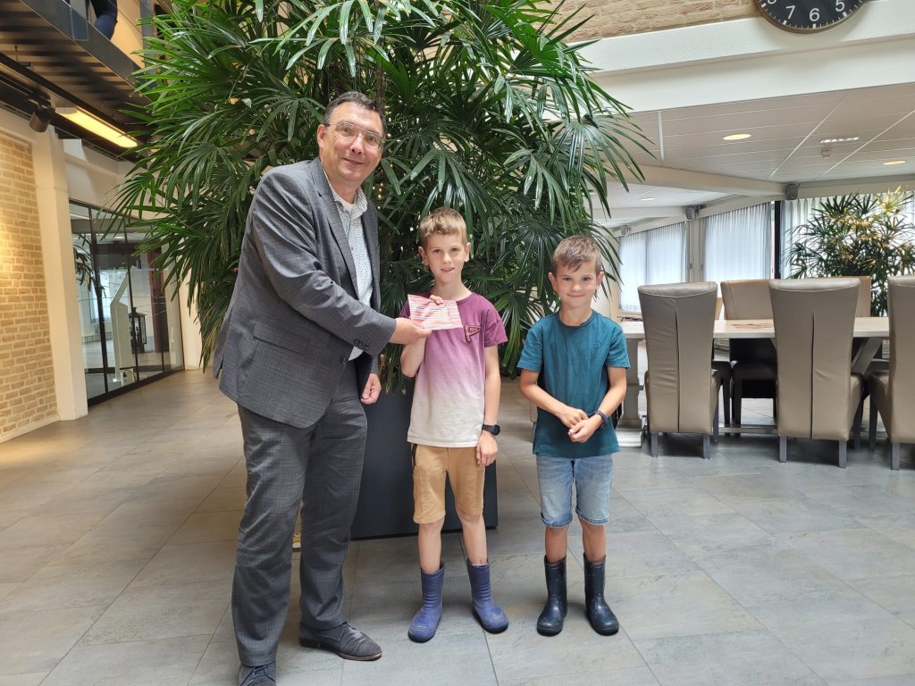Prijswinnaars op de foto met Willem Foppen